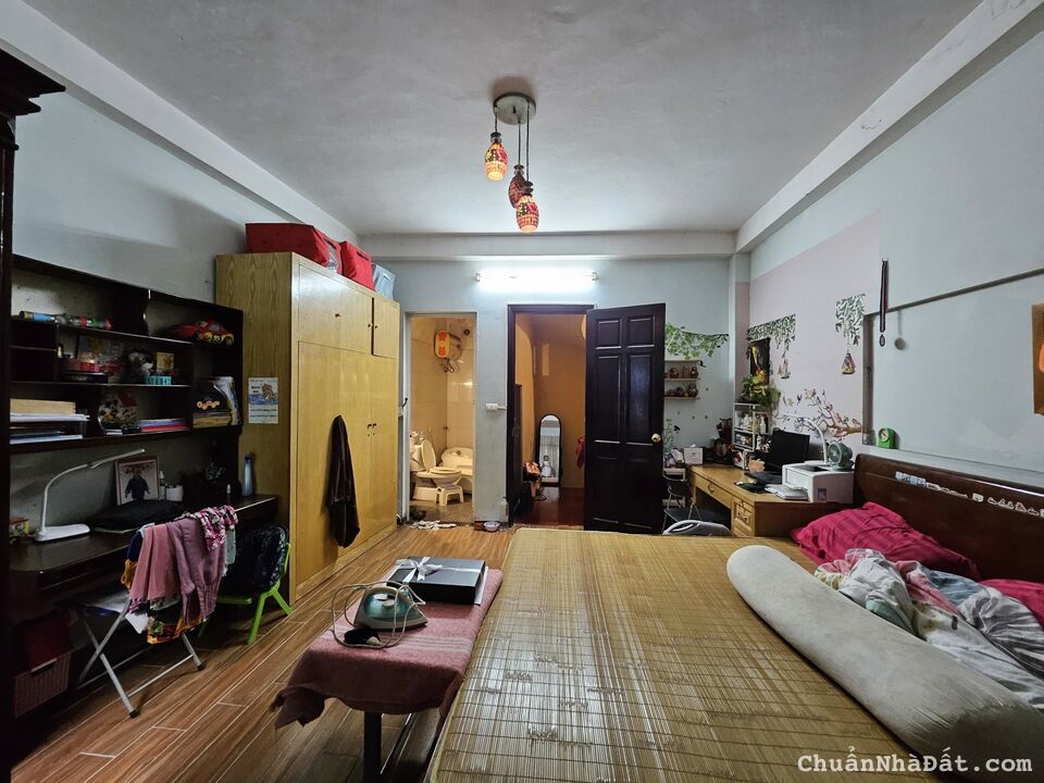 Bán nhà phố Tôn Đức Thắng, Đống Đa, trước nhà sân rộng, 5 tầng kiên cố, sổ đỏ vuông đẹp Bán nhà phố Tôn Đức Thắng, Đống Đa, trước nhà sân rộng, 5 tầng kiên cố, sổ đỏ vuông đẹp