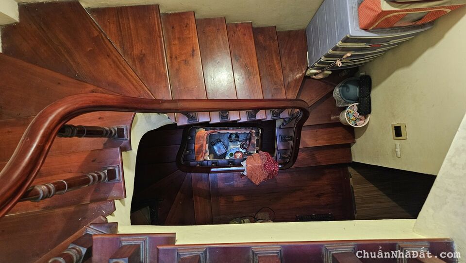 Bán nhà phố Tôn Đức Thắng, Đống Đa, trước nhà sân rộng, 5 tầng kiên cố, sổ đỏ vuông đẹp Bán nhà phố Tôn Đức Thắng, Đống Đa, trước nhà sân rộng, 5 tầng kiên cố, sổ đỏ vuông đẹp