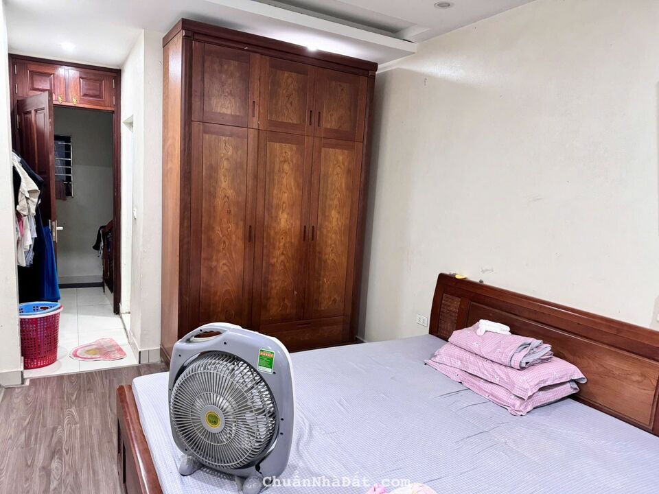 Bán gấp nhà phố Tôn Đức Thắng, Đống Đa, nhà dân xây lô góc, mặt tiền rộng, gần ô tô tránh