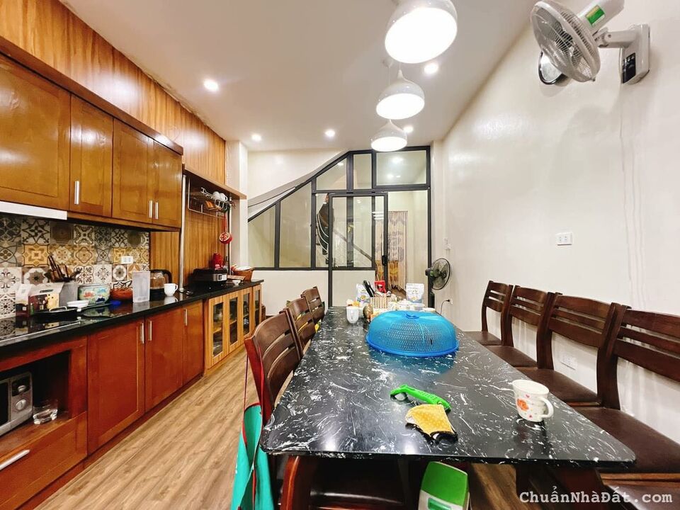 Bán nhà ngõ Đại Cồ Việt, Hai Bà Trưng 42m2 giá 4.25 tỷ, 5 tầng, 4PN, MT 3m