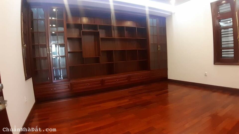 Bán BT KDT Yên Hòa, Trần Kim Xuyến. DT 160m2 x 4T và Hầm, thang máy, MT 10m. Giá 55 tỷ.