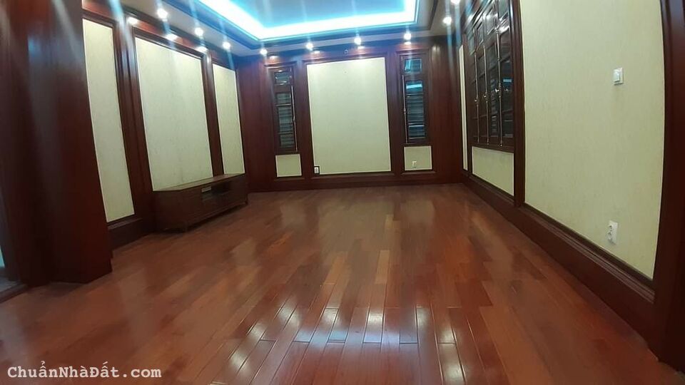 Bán BT KDT Yên Hòa, Trần Kim Xuyến. DT 160m2 x 4T và Hầm, thang máy, MT 10m. Giá 55 tỷ.