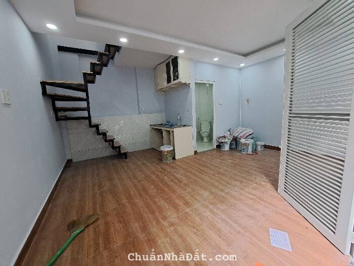 Nhà giá rẻ Quận 10 P.12 Cao Thắng ngang 9m dài 6m 1 trệt 2 lầu HC đủ.