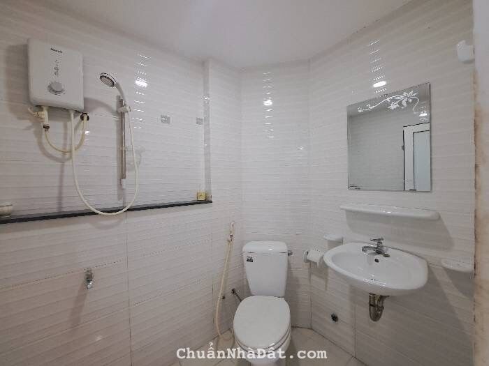 Nhà giá rẻ Quận 10 P.12 Cao Thắng ngang 9m dài 6m 1 trệt 2 lầu HC đủ.