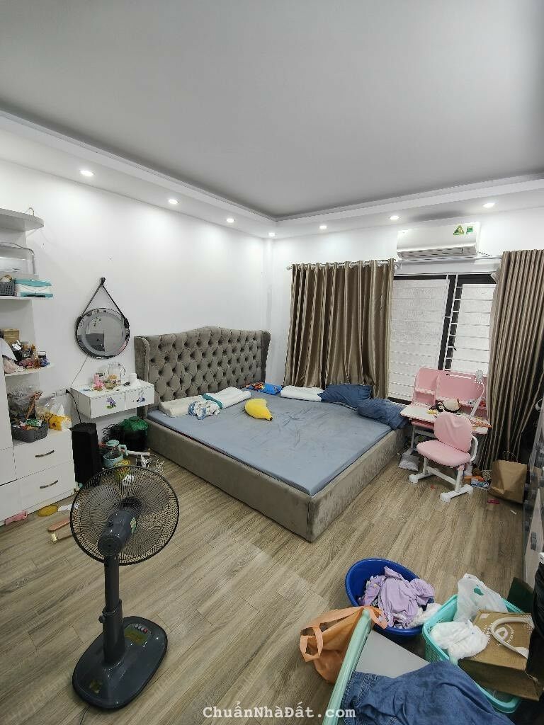 Nhà Nguyễn Khang, Cầu Giấy. 30mx5; MT 4.4m; giá 5.55 tỷ