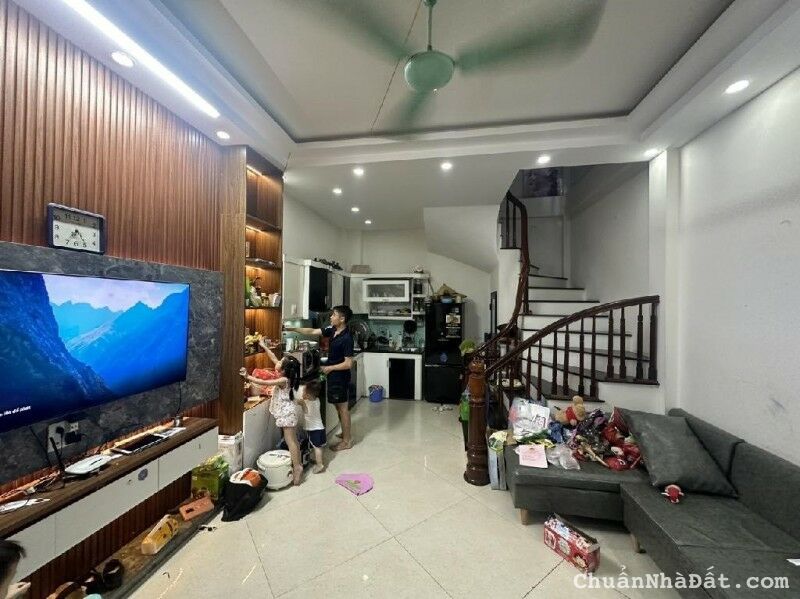 Nhà Nguyễn Khang, Cầu Giấy. 30mx5; MT 4.4m; giá 5.55 tỷ