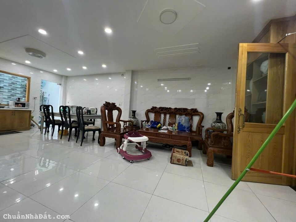 Siêu phẩm Bùi Văn Ba, Quận 7, DT 95m2 xây 2 lầu, ngay công viên Nam Long