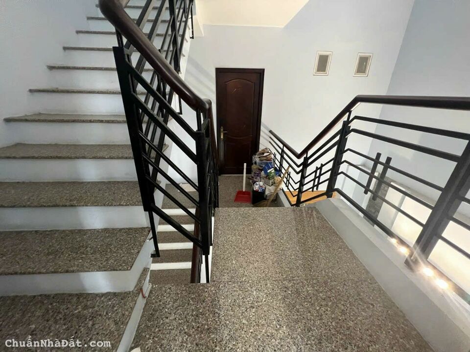 Chỉ 3 tỷ 3, sở hữu nhà 61m2, 1T2L, Hai Bà Trưng, quận 3, ngay Bệnh viện Mắt