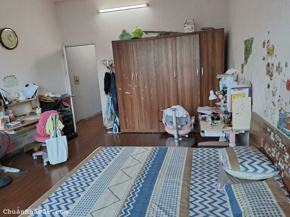 Bán nhà Ô Cách, Long Biên, 4 tầng, 98m2, Ngõ Thông, ô tô tránh, kinh doanh tốt.