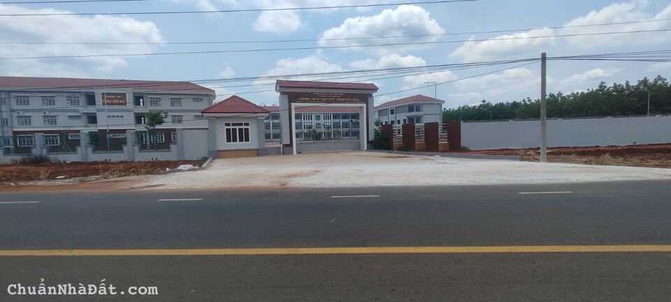 Bán gấp lô đất hơn 230m2 mặt tiền đường nhựa 32m phía sau trường cấp 3