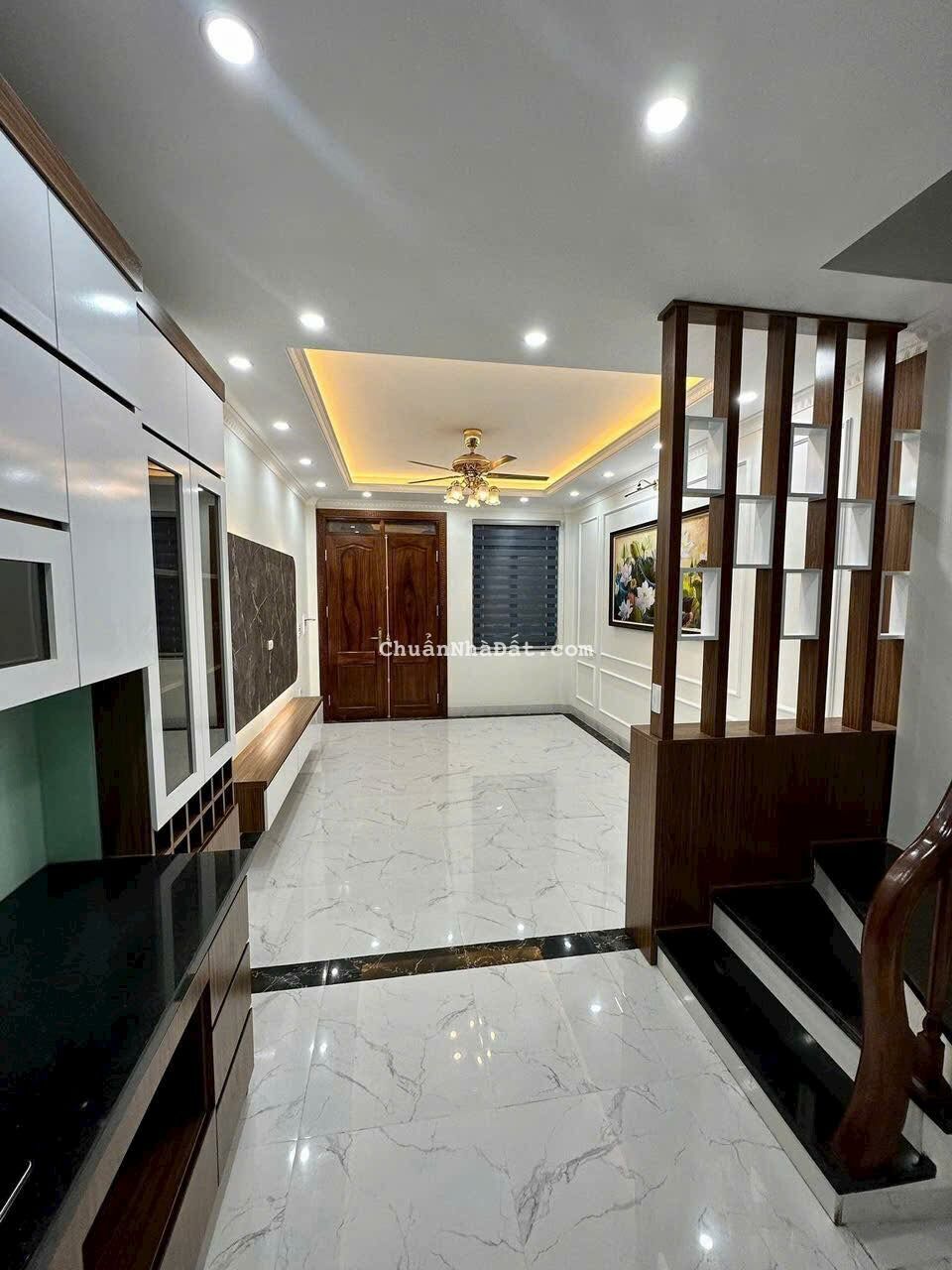 Ảo thật đấy! Phố VIP Thái Thịnh, ngõ bagac tránh, sát phố, sân thoáng, nhà đẹp, KD 40m2*4T 