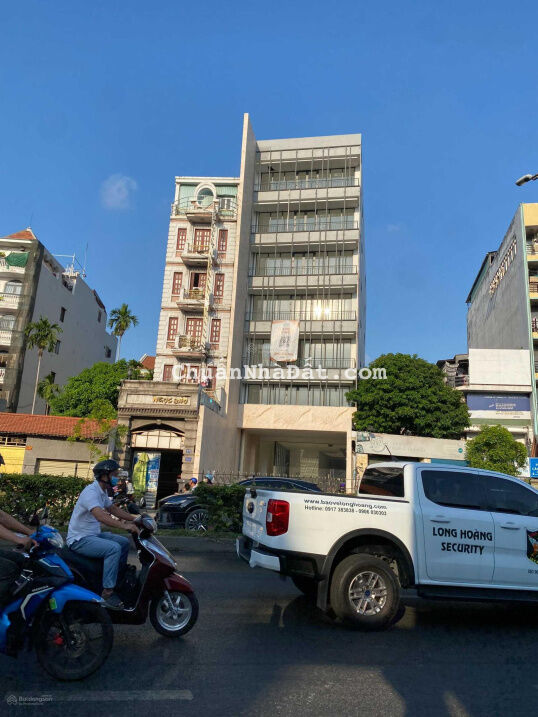 Bán nhà 2 mặt tiền vip ngay Etowr Cộng Hòa q. Tân Bình - DT: 10x30m hầm 8 lầu 2000m2 sàn giá 81 tỷ