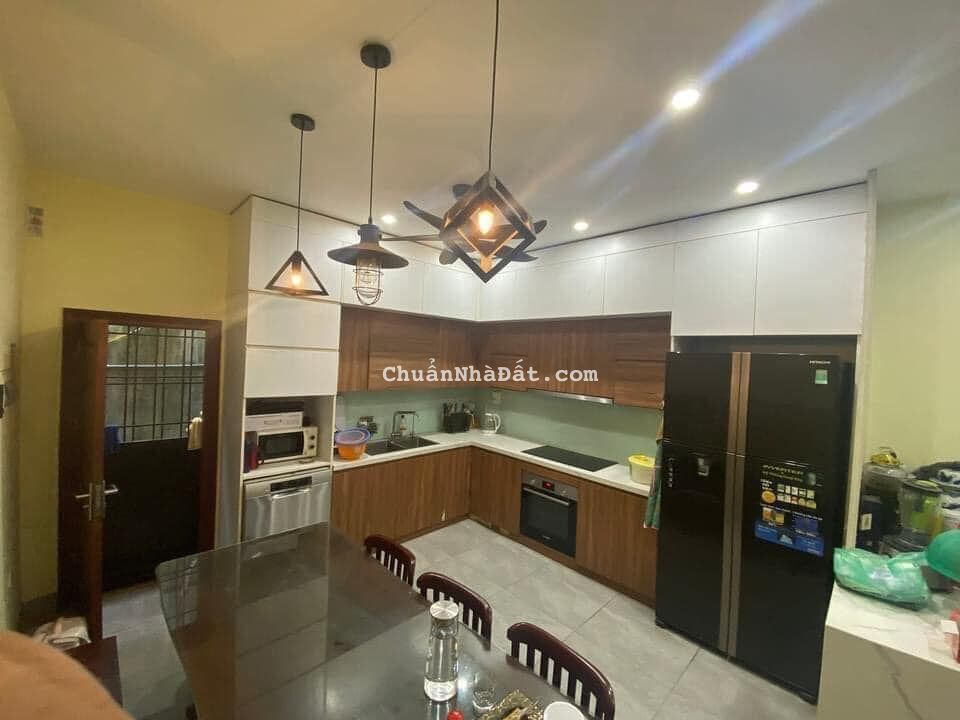 Bán nhà phố Trần Quang Diệu phân lô ô tô Vip quận ủy Đống Đa, 90m2, MT 8,5m