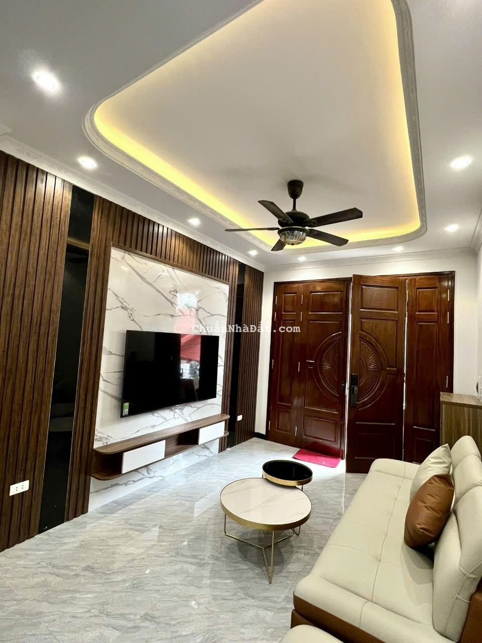 Bán gấp nhà Phố Trạm, Long Biên, 5 tầng x 4m mặt tiền, Lô Góc, Gara, Giá nhỉnh 5 tỷ.