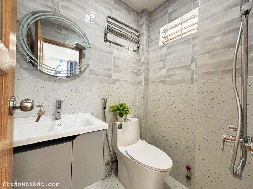 NHÀ GIÁ RẺ THÍCH QUẢNG ĐỨC, PHÚ NHUẬN, 4 TẦNG MỚI TINH Ở NGAY. GIẢM 200TR CHỈ CÒN 4.9T TL 