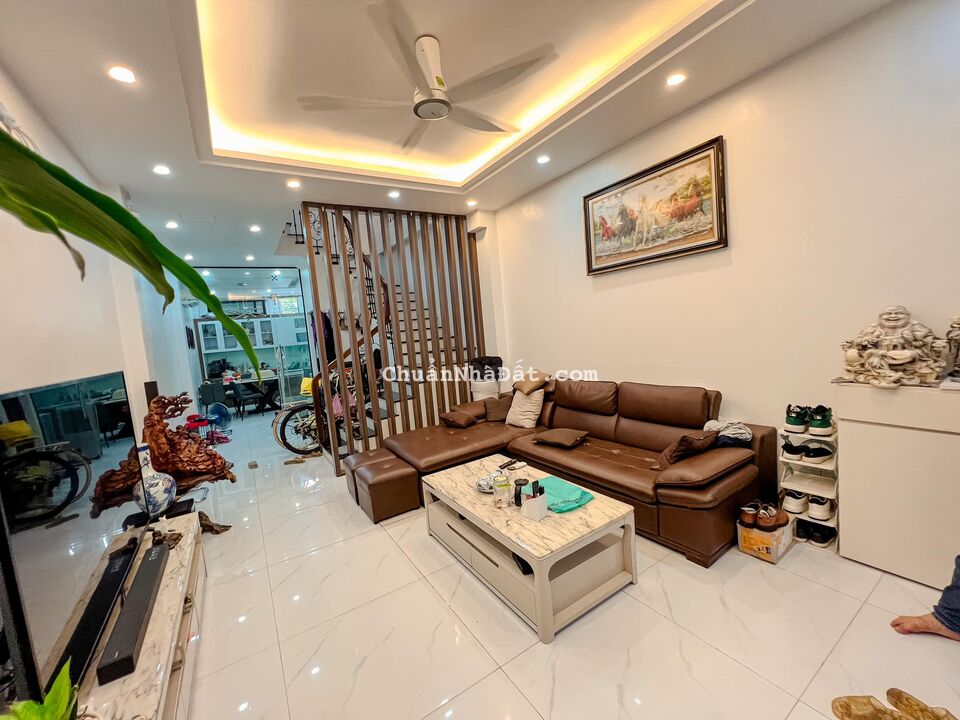 Bán nhà mặt phố Hoàng Hoa Thám, Ba Đình, vỉa hè kinh doanh tốt, lô góc 2 mặt thoáng. Giá 15 tỷ