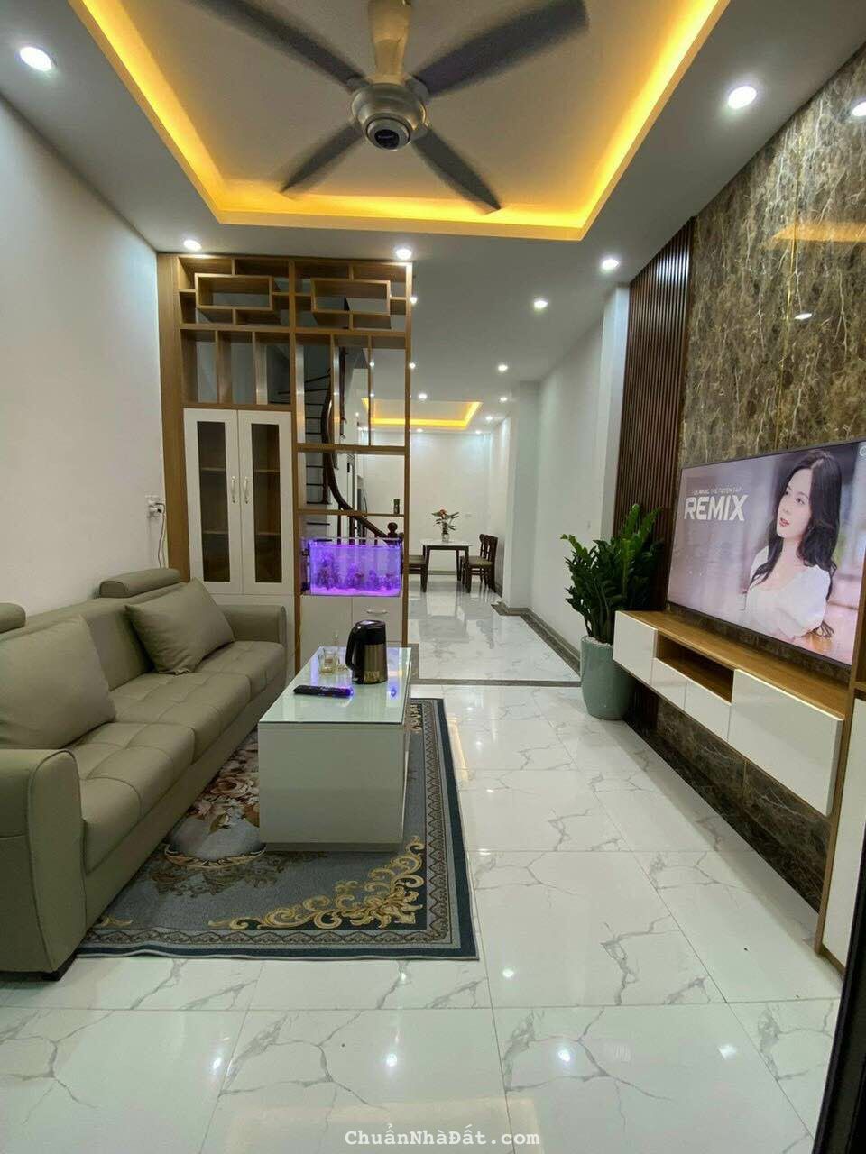 Bán nhà Võng Thị, Tây Hồ, dt 40.2m, vài bước ra Hồ Tây, gần trường học, chợ. Giá 4.75 tỷ