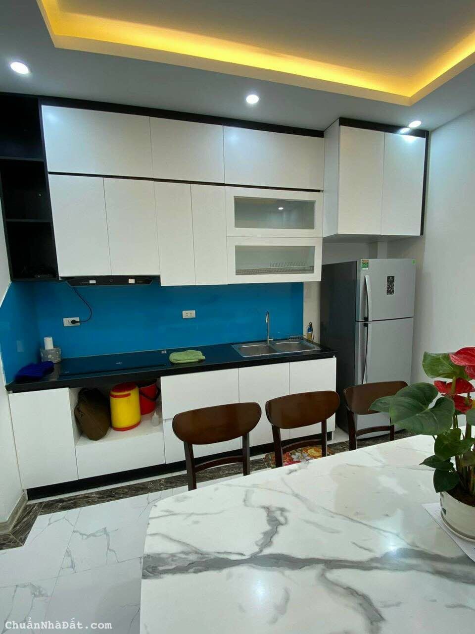 Bán nhà Võng Thị, Tây Hồ, dt 40.2m, vài bước ra Hồ Tây, gần trường học, chợ. Giá 4.75 tỷ