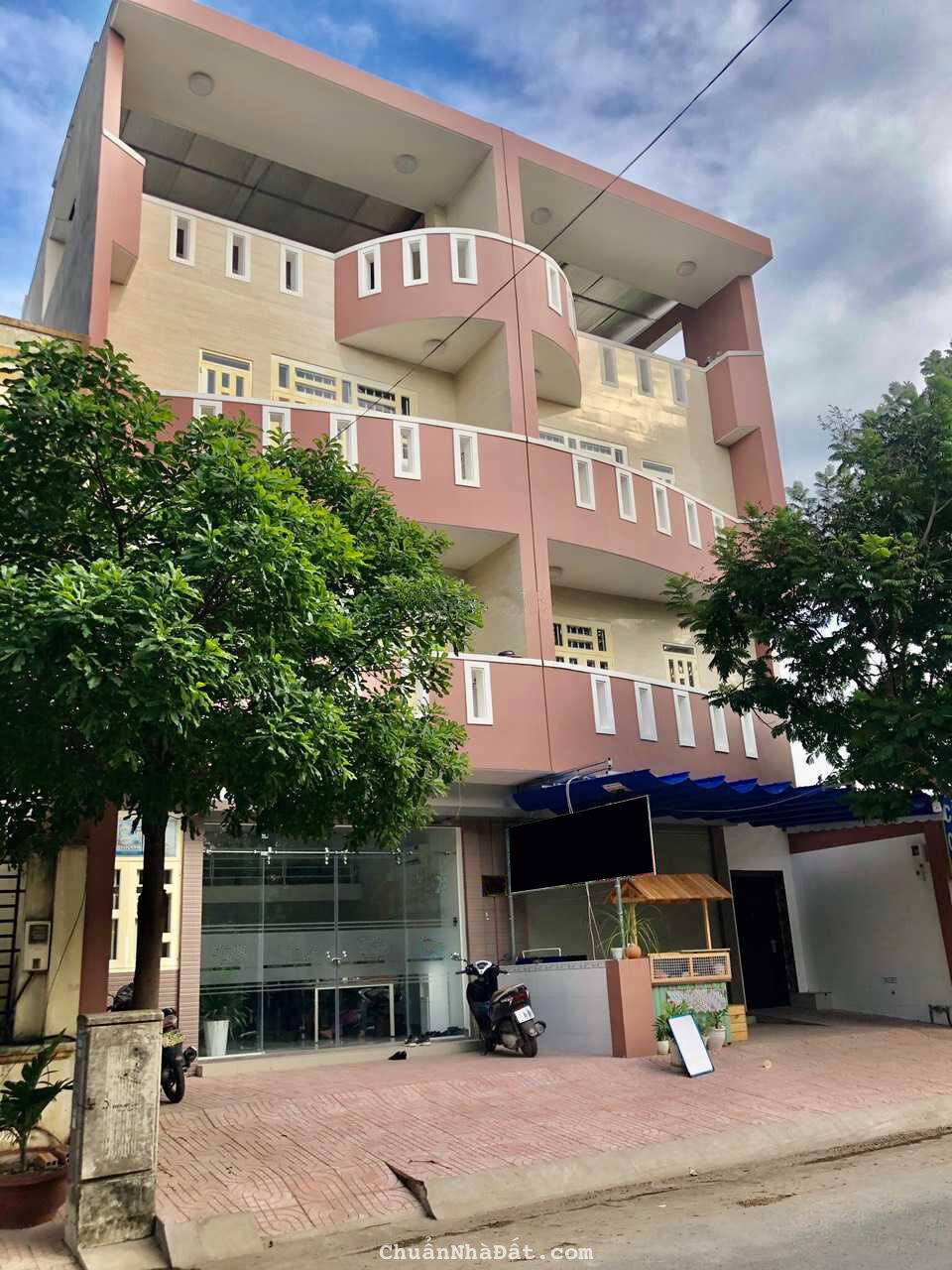 BÁN NHÀ MẶT TIỀN CĂN HỘ DỊCH VỤ 19 PHÒNG, 100 TR/THÁNG, 240M2(12X20), 4 TẦNG, LIÊN PHƯỜNG, QUẬN 9