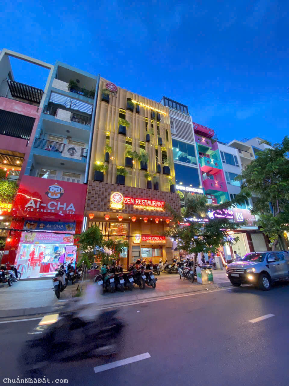 Bán tòa nhà MT Phan Xích Long, khu phố ẩm thực. HĐT 250tr/tháng