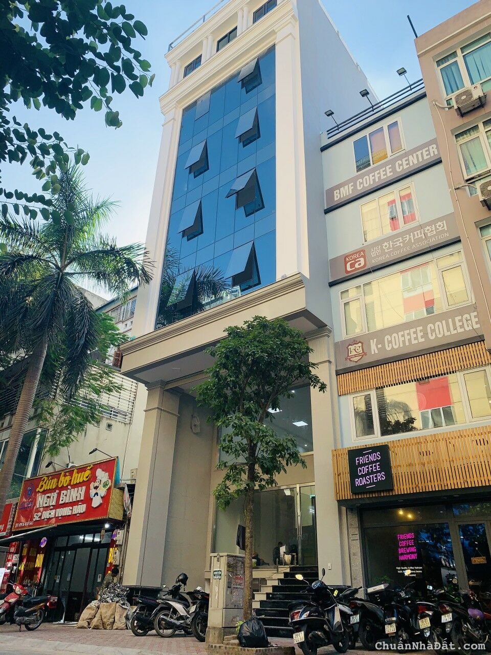 Cho thuê toà nhà VP 9 tầng mặt phố Dịch Vọng Hậu Dt 130m2 Mt 8m.Giá 180tr/tháng.