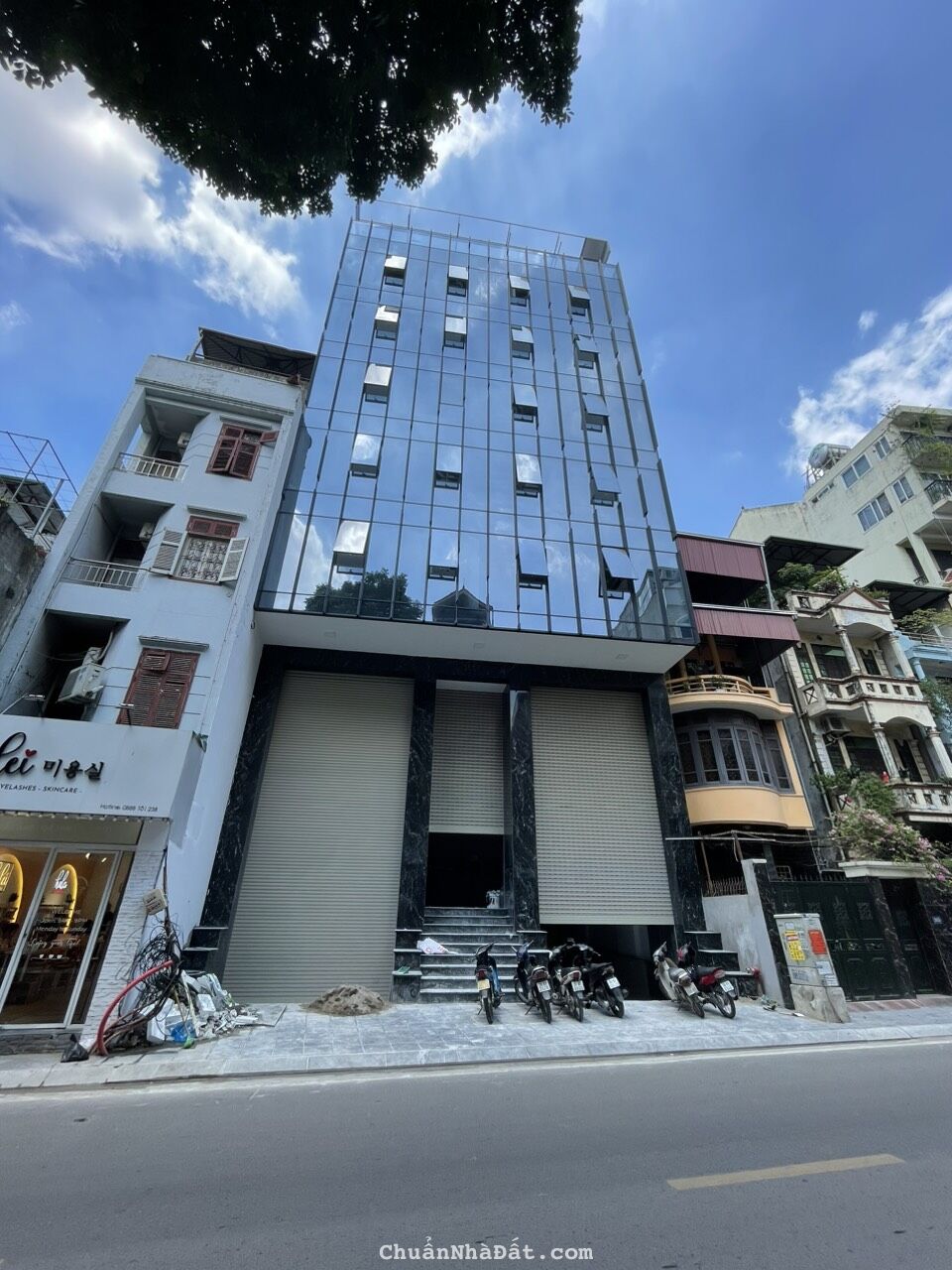 Cho Thuê tòa nhà Văn Phòng 9 tầng mặt Phố Thụy Khuê Dt 196m2 Mt 12m. Giá 250tr/th