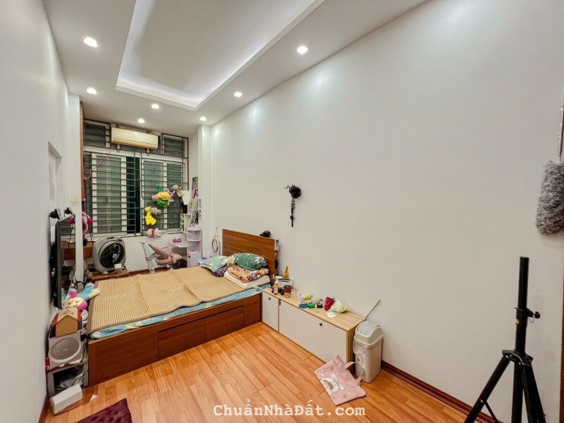 Bán nhà Trích Sài, Tây Hồ 32m, ngõ thông, gần phố, cạnh Hồ Tây chỉ 4.5 tỷ