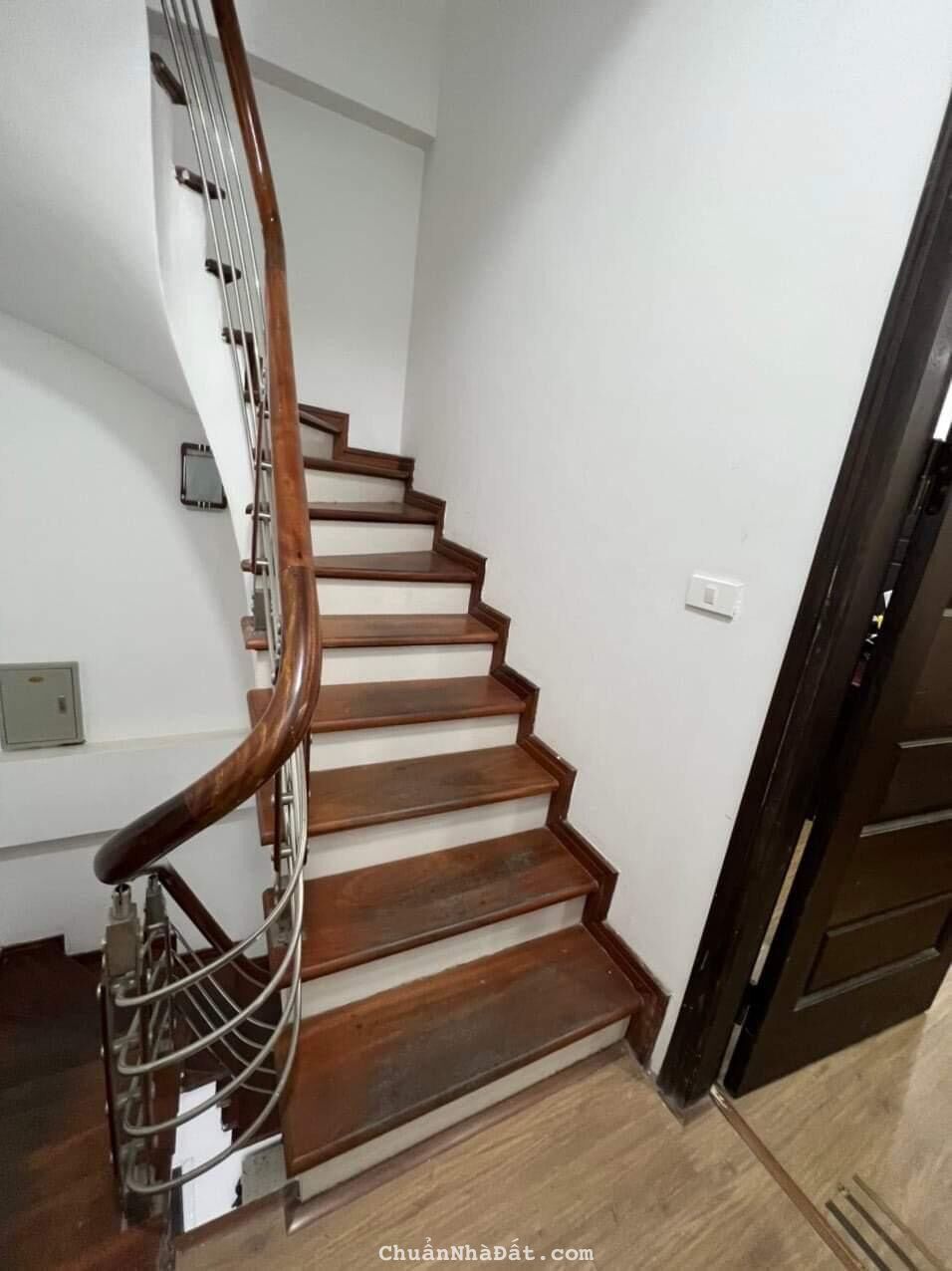 Bán nhà đình thôn 5 tầng thang máy ngõ rộng oto đỗ cửa giá 9.5 tỷ