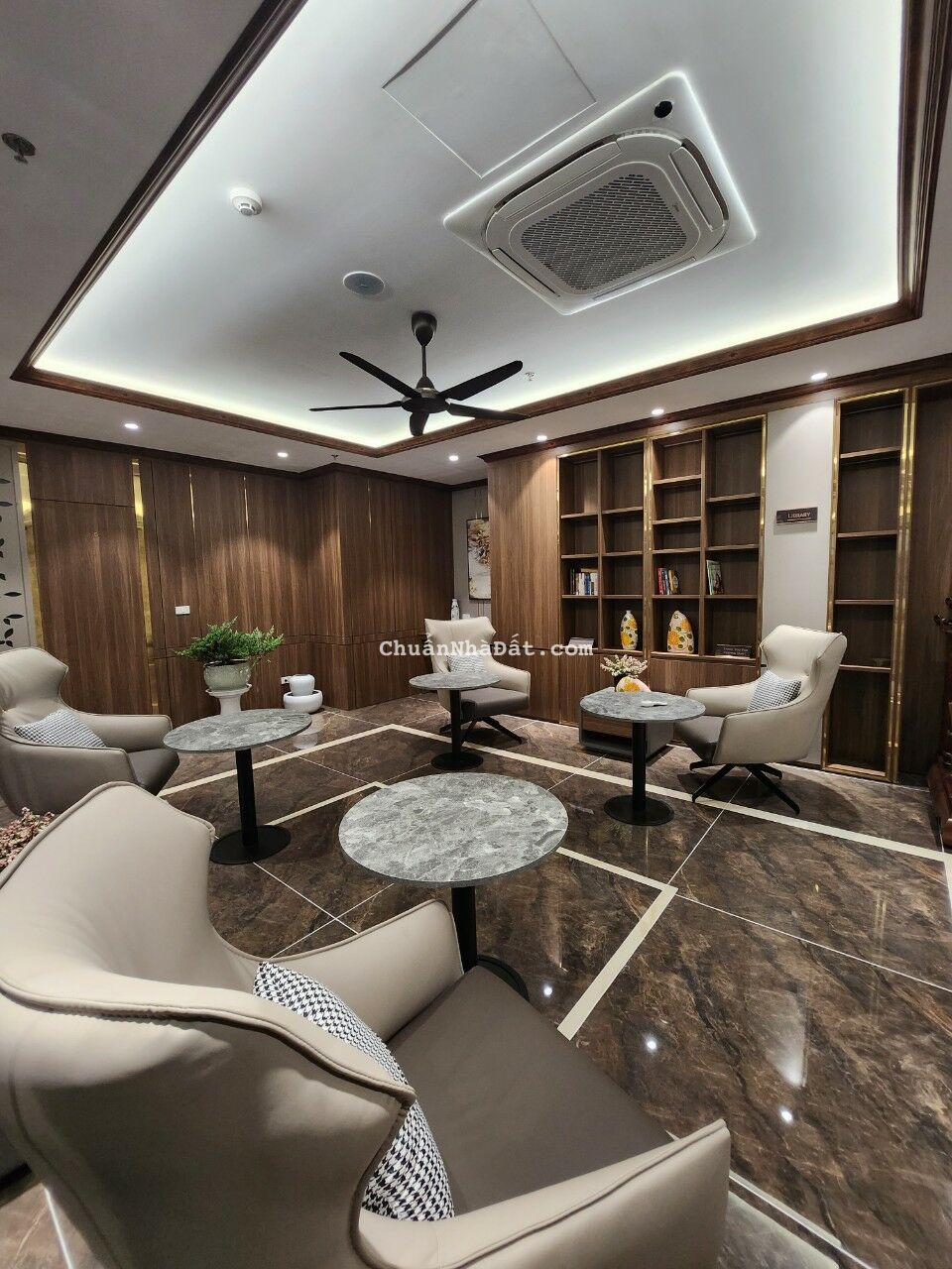 cho thuê căn hộ chung cư Hồng Tiến studio full đồ 10tr bao phí dịch vụ gửi xe oto