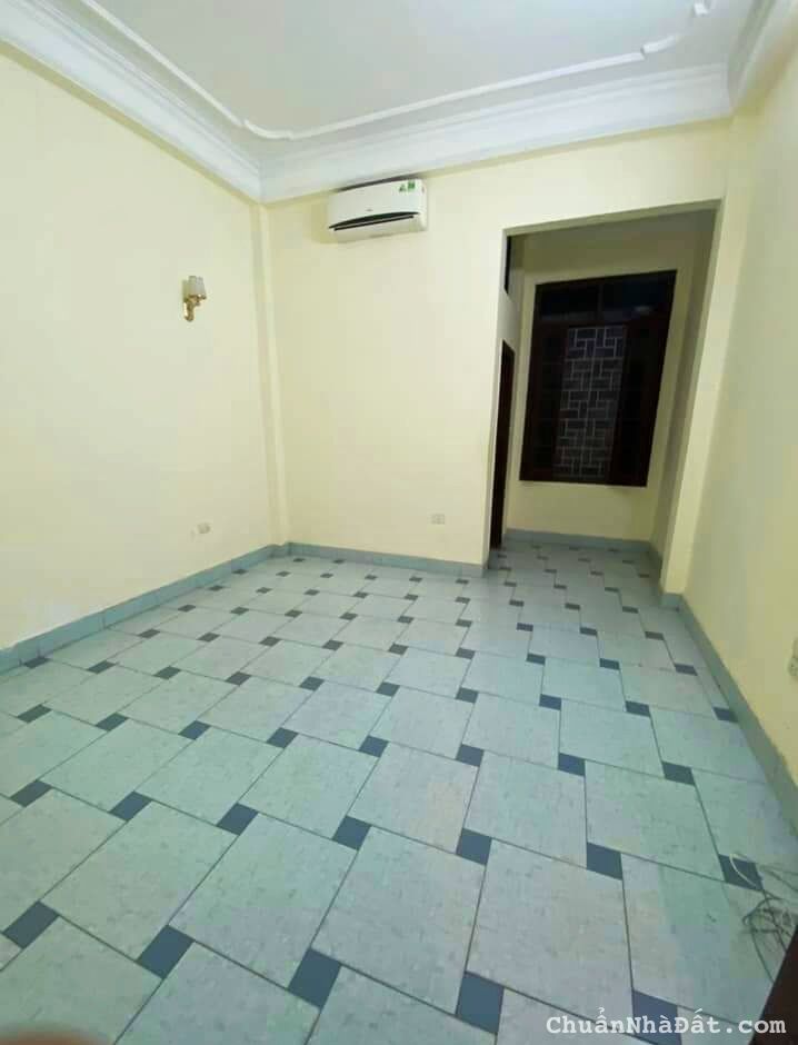 Cho thuê nhà mặt phố Hoàng Quốc Việt 50m*4T, vỉa hè rộng, kinh doanh sầm uất