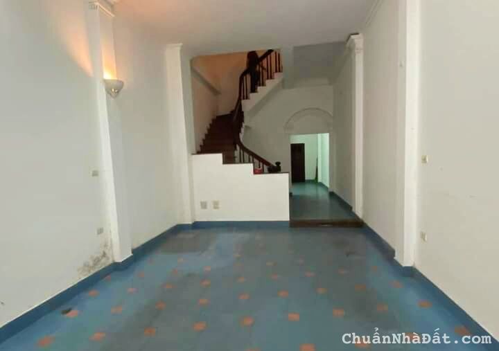 Cho thuê nhà mặt phố Hoàng Quốc Việt 50m*4T, vỉa hè rộng, kinh doanh sầm uất