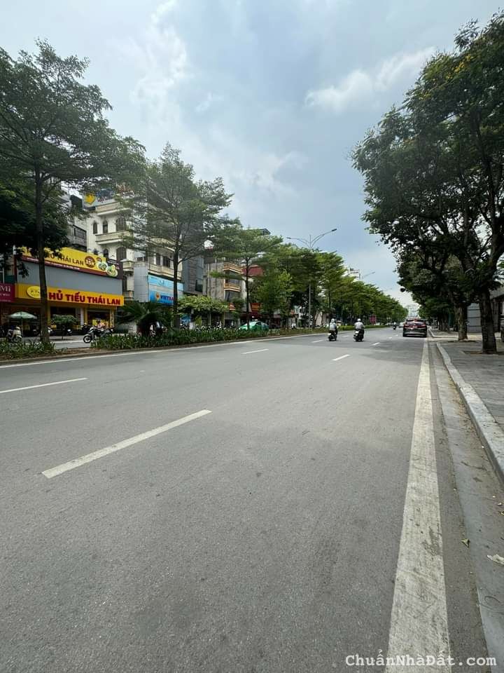 Cho thuê nhà MP Nguyễn Khánh Toàn Cầu Giấy 120m - MT 8M - 80 triệu, vỉa hè 7m, KD đỉnh