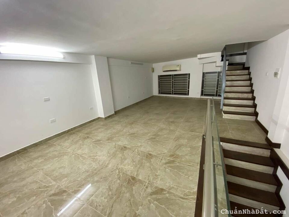 Cho thuê nhà mặt phố Quan Hoa, Cầu Giấy 50M X5.5T giá 30TR, vỉa hè, kinh doanh đỉnh