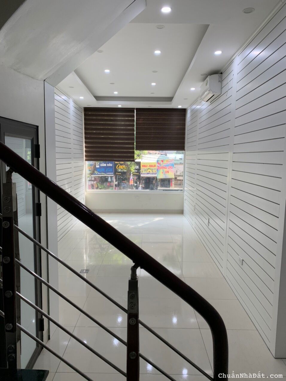 Cho thuê nhà mặt phố Xuân Thủy, Cầu Giấy 40m x 5T giá 33TR, vỉa hè rộng, KD sầm uất