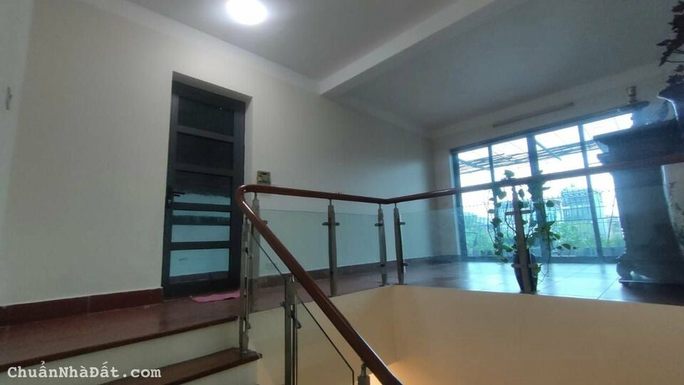 Cho thuê liền kề đẹp ngõ 553 Giải Phóng Hai Bà Trưng 140m x 4T giá 40tr vỉa hè, ô tô tránh