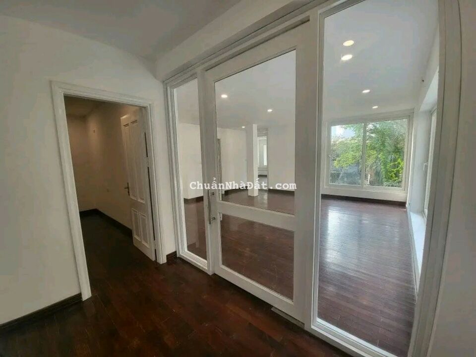Cho thuê nhà rộng đẹp tại Quảng An, Tây Hồ. 35tr - Diện tích: 140m2, sân vườn 50m2
