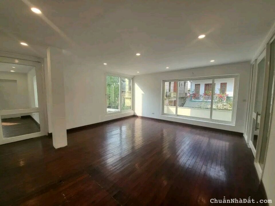 Cho thuê nhà rộng đẹp tại Quảng An, Tây Hồ. 35tr - Diện tích: 140m2, sân vườn 50m2