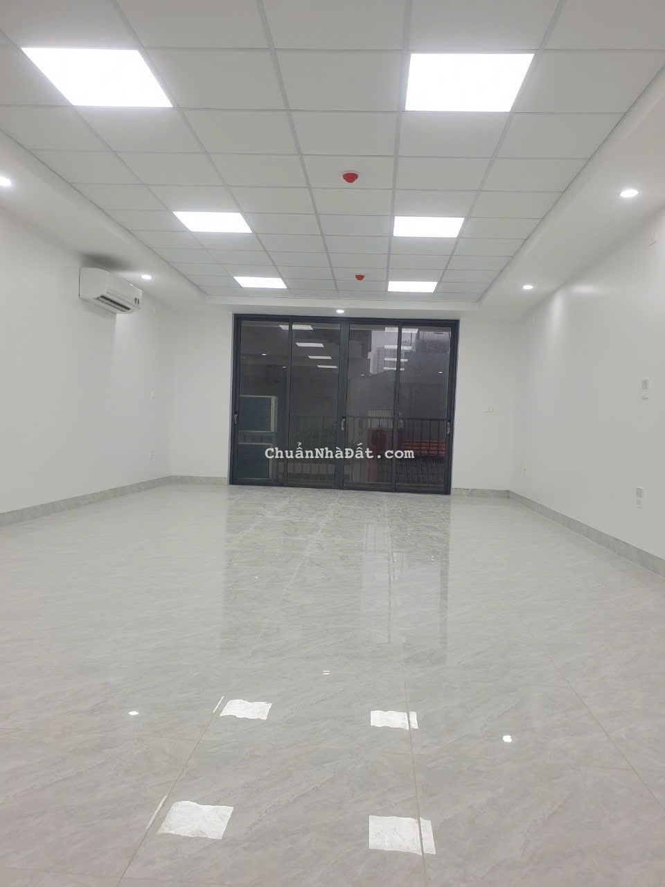 Cho thuê tòa VP 110m x 7T giá 79TR Yên Lạc Hai Bà Trưng THANG MÁY, PCCC đầy đủ 