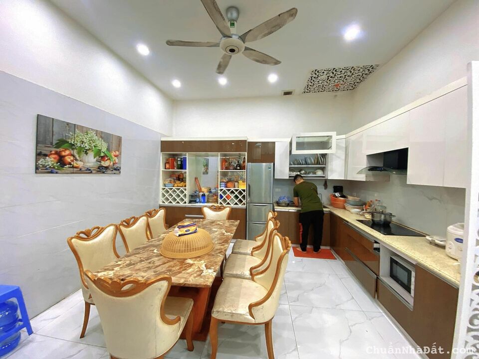 Bán nhà Đống Đa, phố Cát Linh chỉ 12,5 tỷ, 74m2, 5T, MT4,8m, Ô tô đỗ 