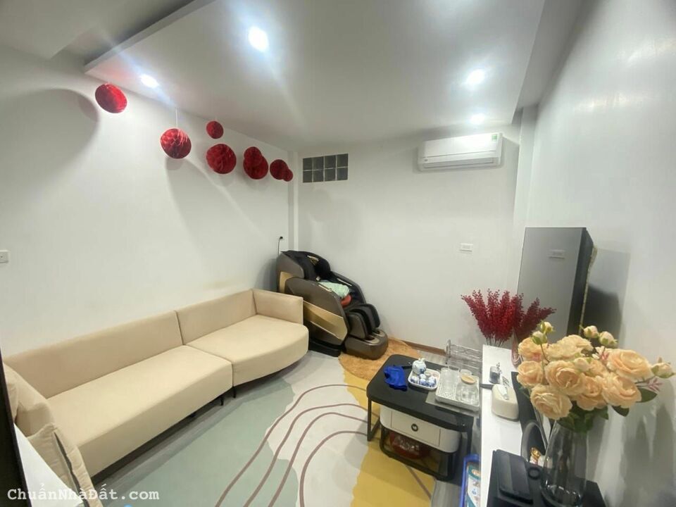 Đường Hoàng Mai - Nhà đẹp dân xây, đầy đủ nội thất ở luôn, 120tr/m2