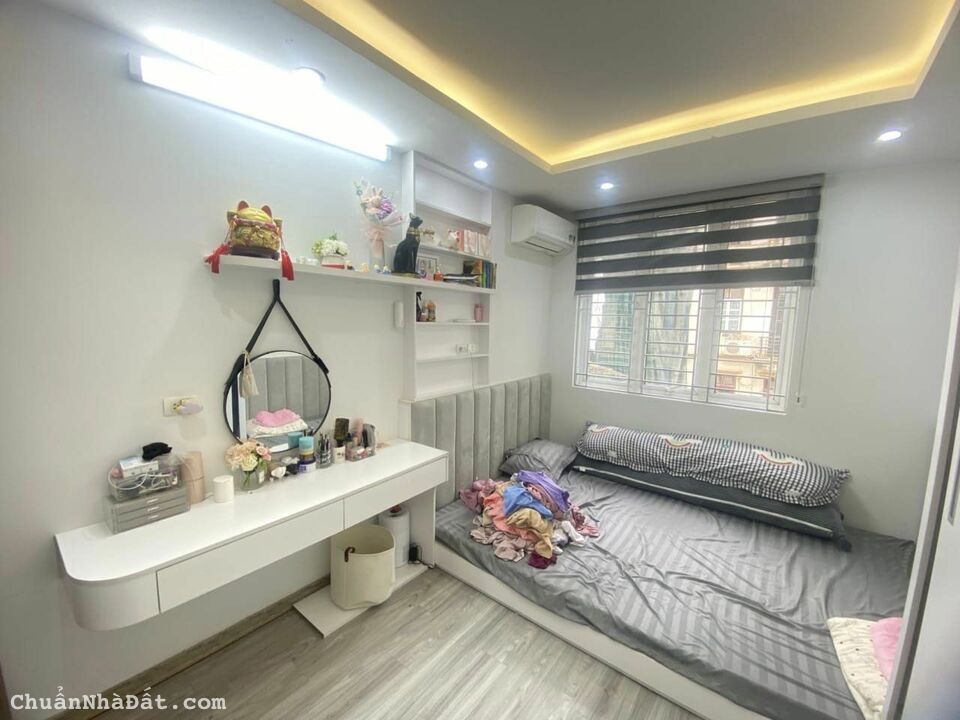 Đường Hoàng Mai - Nhà đẹp dân xây, đầy đủ nội thất ở luôn, 120tr/m2