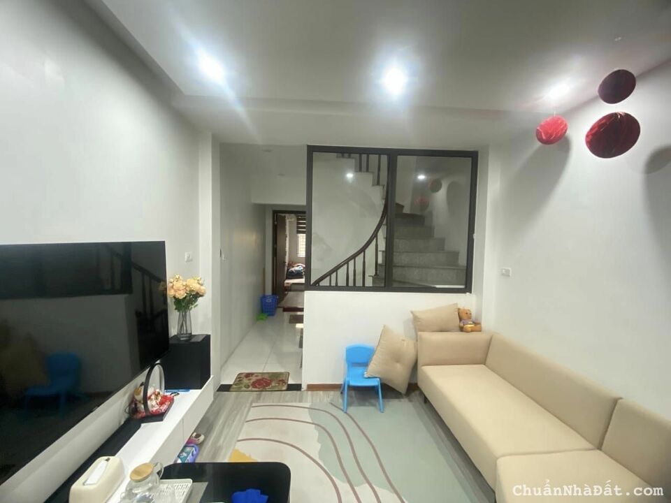 Đường Hoàng Mai - Nhà đẹp dân xây, đầy đủ nội thất ở luôn, 120tr/m2