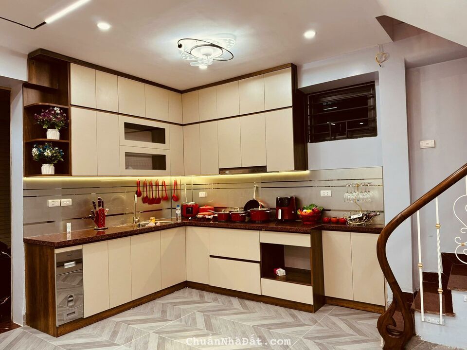 Bán nhà Mai Động, 33m2 x 4 tầng, ô tô đỗ cửa. Nội thất cao cấp nhập khẩu