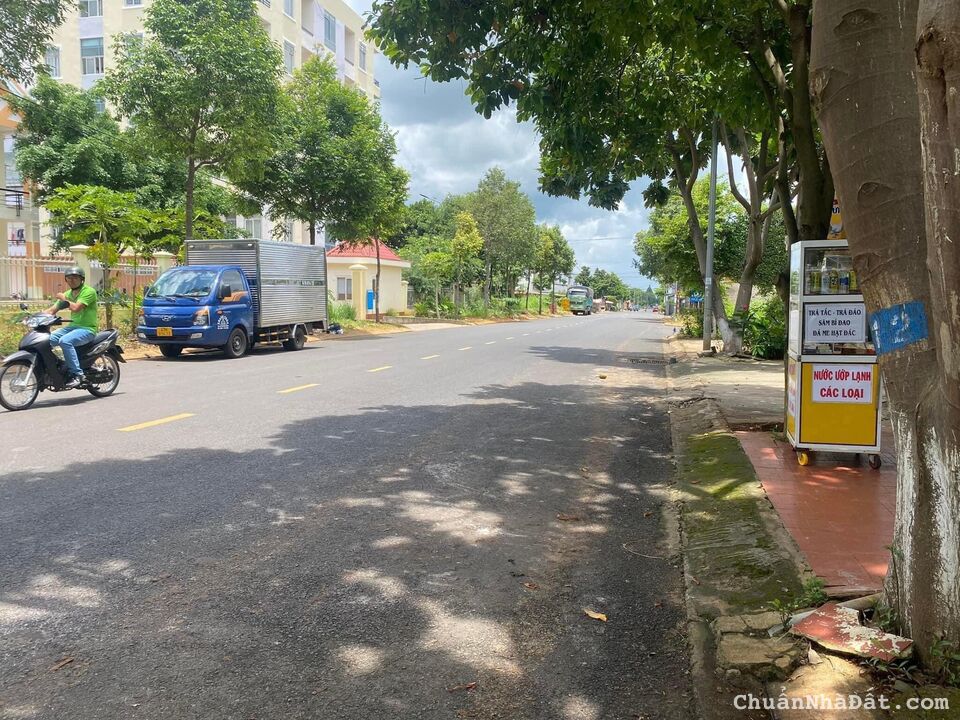 Cần bán nền đất gần chợ bình chánh thổ cư sổ hồng riêng ký công chứng ngay . Cần bán nền đất gần chợ bình chánh thổ cư sổ hồng riêng ký công chứng ngay .