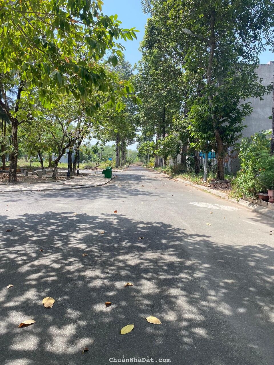 Cần bán lô đất ngay trung tâm đồng xoài thổ cư 100% sổ hồng riêng . 