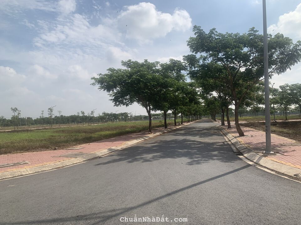 Hiện tôi đang cần tiền bán lô đất ngay trung tâm Thủ Thừa Long An . Hiện tôi đang cần tiền bán lô đất ngay trung tâm Thủ Thừa Long An .