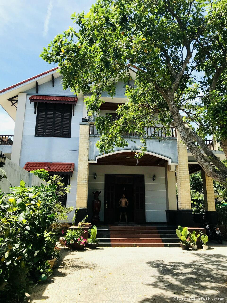 Cần tiền bán gấp nhà biệt thự 3 tầng toàn gỗ rộng hơn 700m2 đất ở 100% giữa Phường 1, TTTP Đông Hà