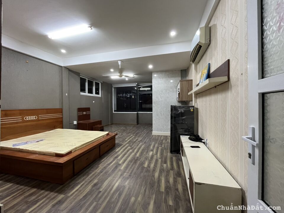 Penhouse cửa kính sang trọng, full nội thất chỉ cần mang vali đến ở - Giá cố định 5tr5 Penhouse cửa kính sang trọng, full nội thất chỉ cần mang vali đến ở - Giá cố định 5tr5