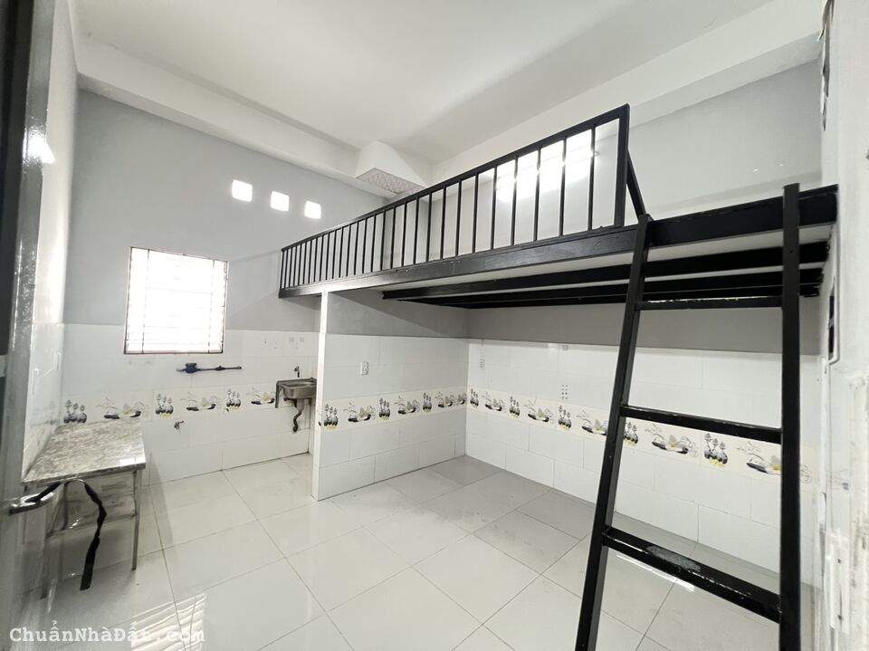 Phòng trọ gác cao thoáng mát, hầm xe rộng bạn bè đến chơi thoải mái