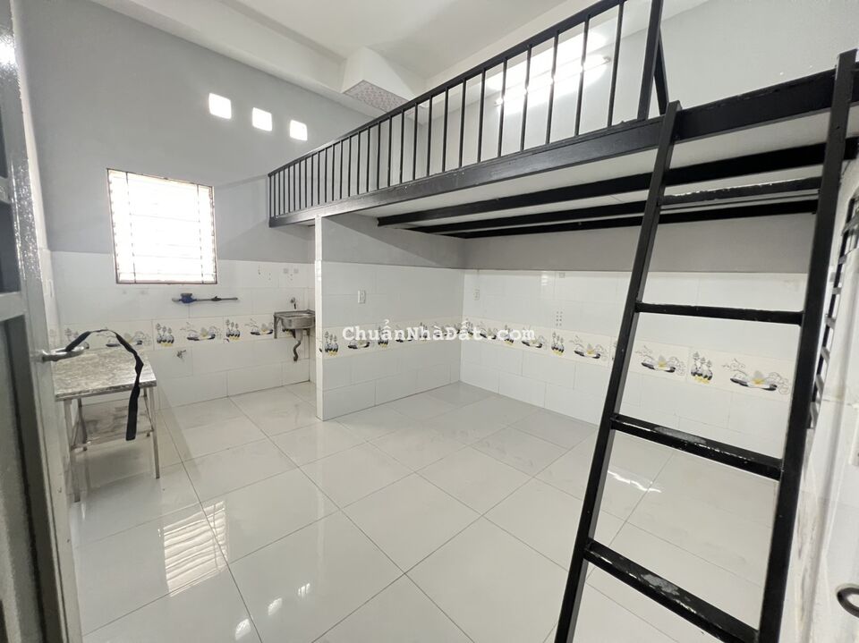 Phòng trọ gác cao thoáng mát, hầm xe rộng bạn bè đến chơi thoải mái